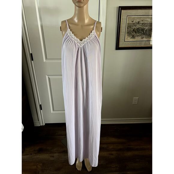 Vintage ILGWU lilac nightgown - Picture 1 of 8
